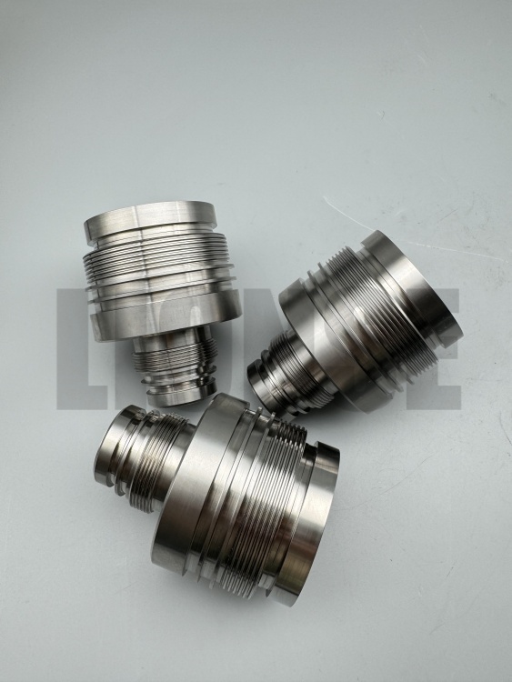 किन ग्रेड 5 टाइटेनियम मिश्र गहिरो-समुद्र उपकरणको लागि छनौट गरिएको छ?